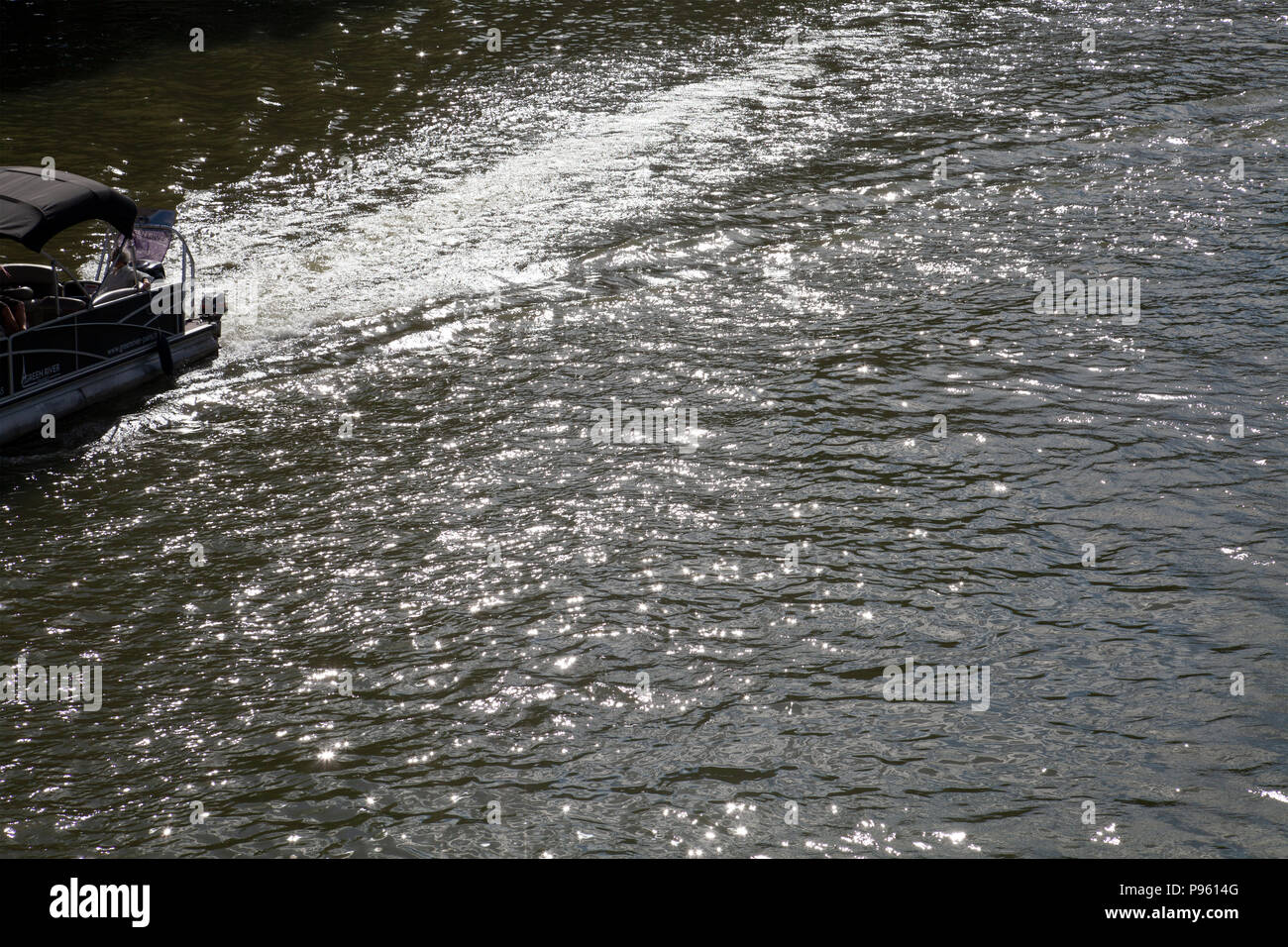 Barca sul Fiume Senna a Parigi, Francia Foto Stock