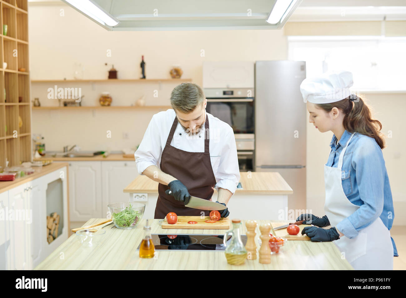 Due chef professionisti per la cottura nel ristorante Foto Stock