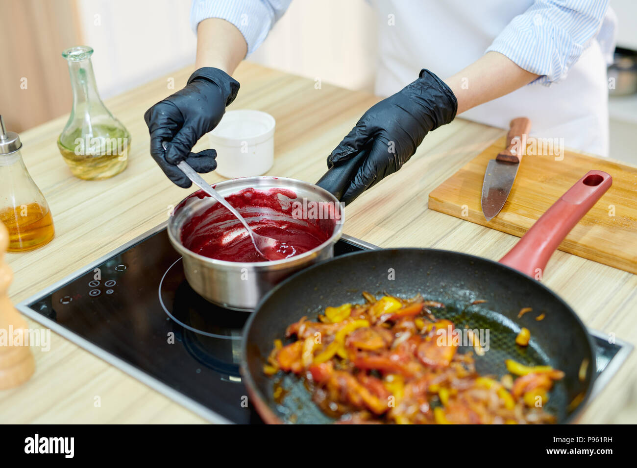 Lo Chef rendendo Sauce Foto Stock