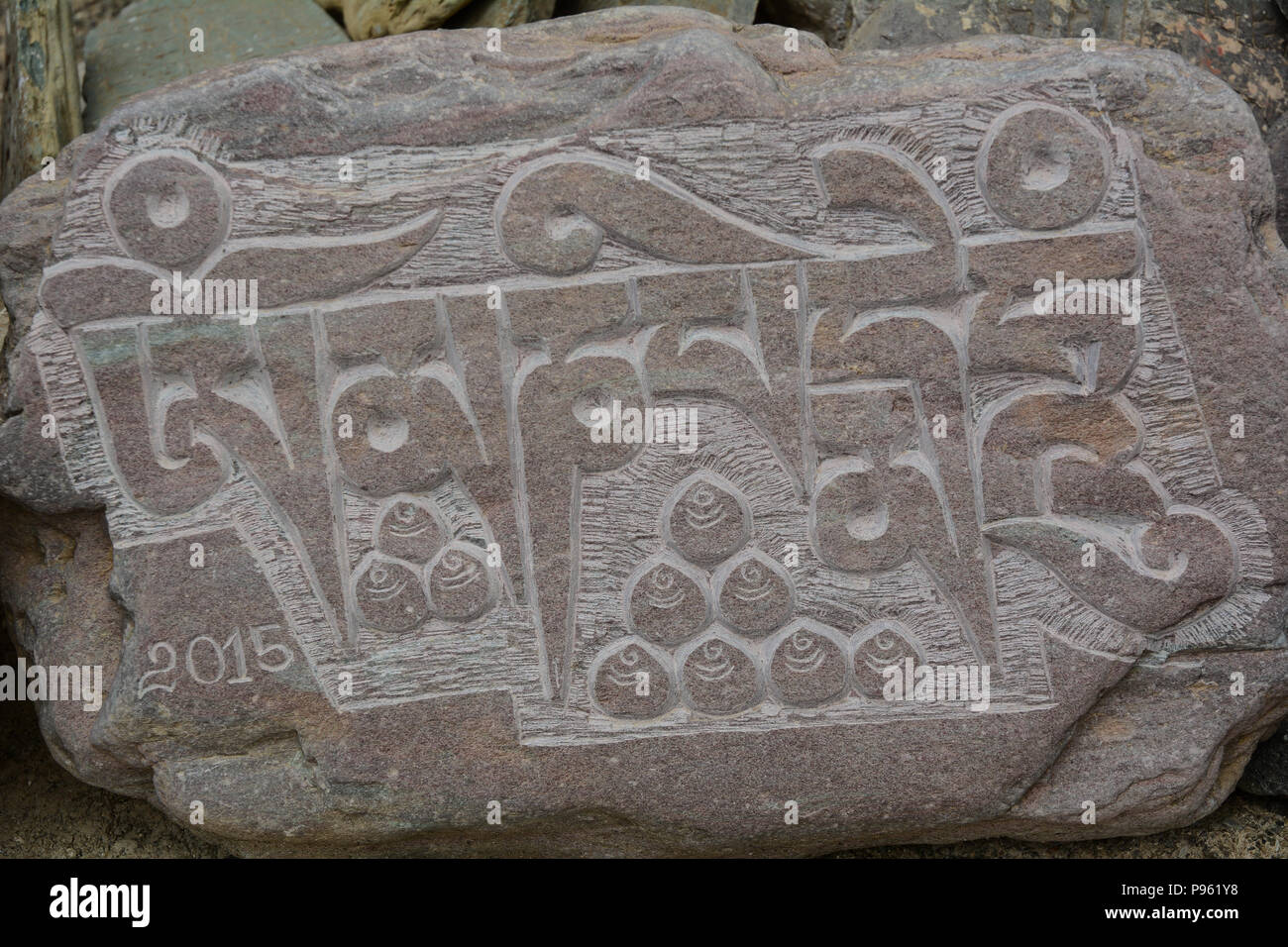 Leh, India - Luglio 15, 2015. Il Tibetano pregando la pietra al mercato delle pulci di Leh, India. Leh è una città nello stato indiano del Jammu e Kashmir. Foto Stock