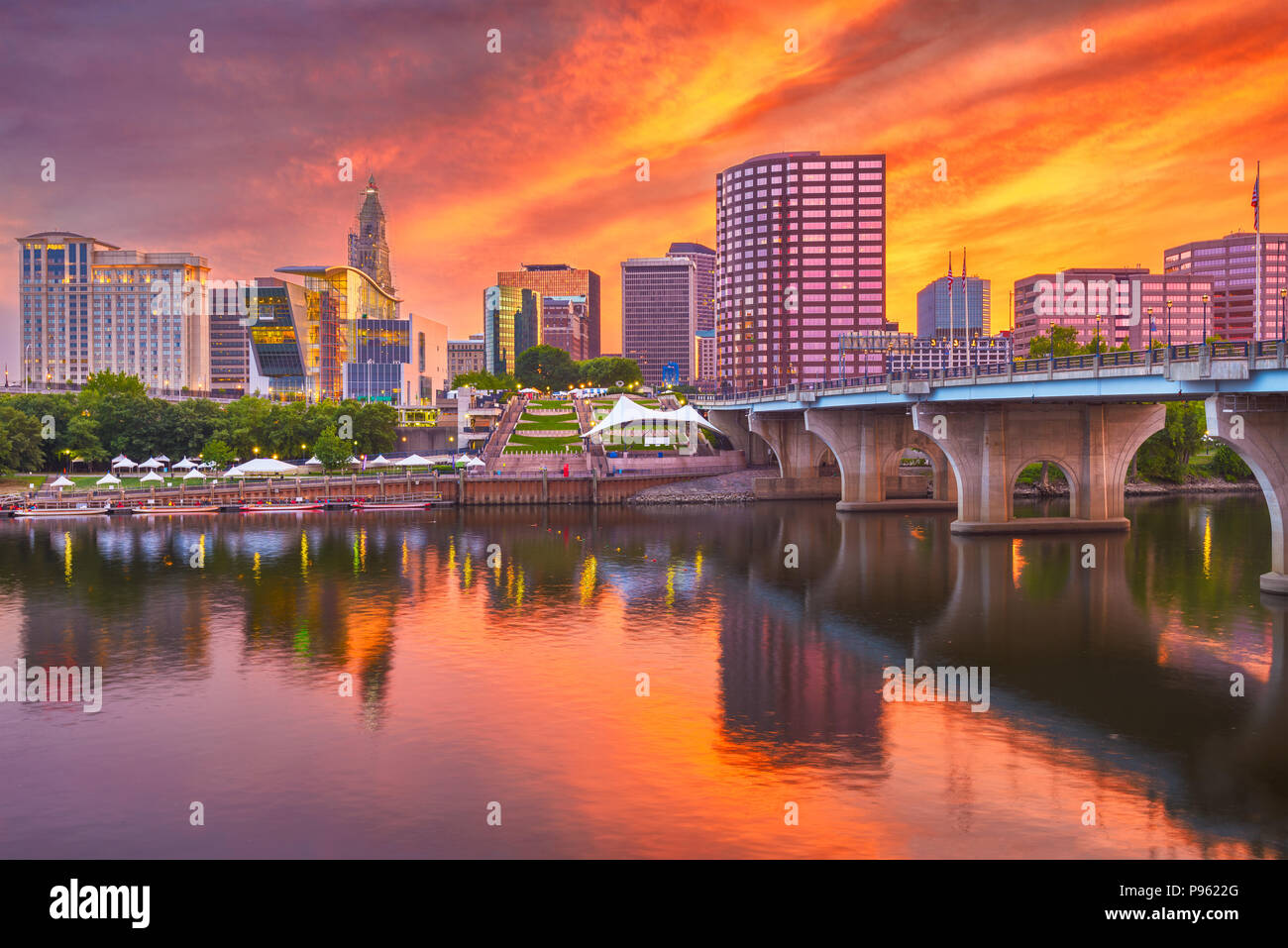 Hartford, Connecticut, Stati Uniti d'America skyline del centro sul fiume al tramonto. Foto Stock