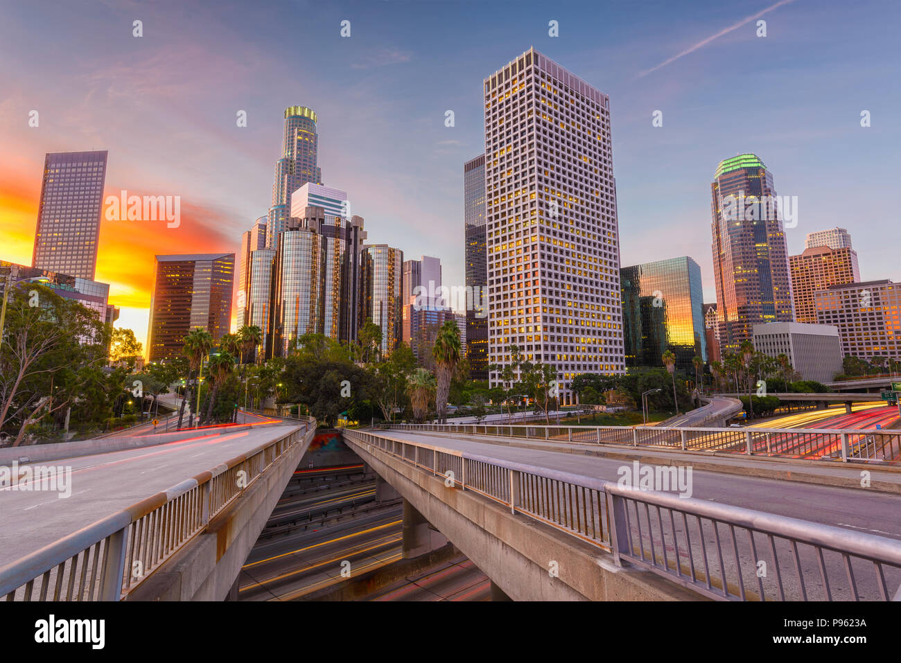 Los Angeles, California, Stati Uniti d'America skyline su autostrade al crepuscolo. Foto Stock