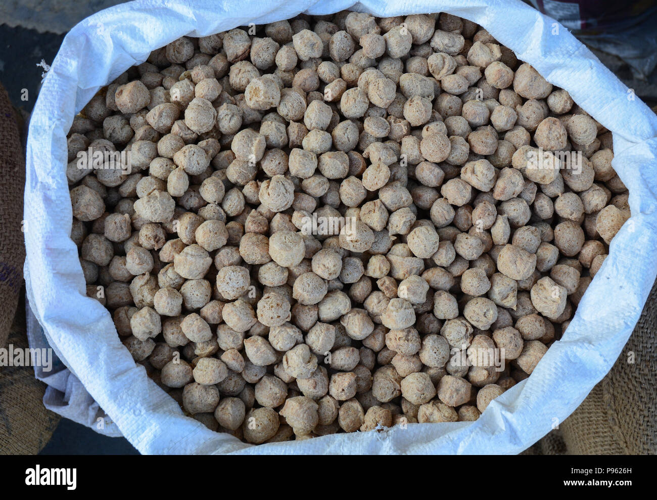 Alimenti secchi per la vendita al mercato rurale nel Kashmir India. Foto Stock