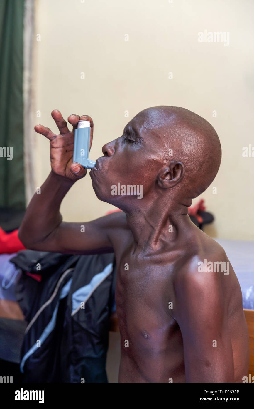 I medici tedeschi fornire assistenza medica nella baraccopoli di Nairobi - Kenya Foto Stock