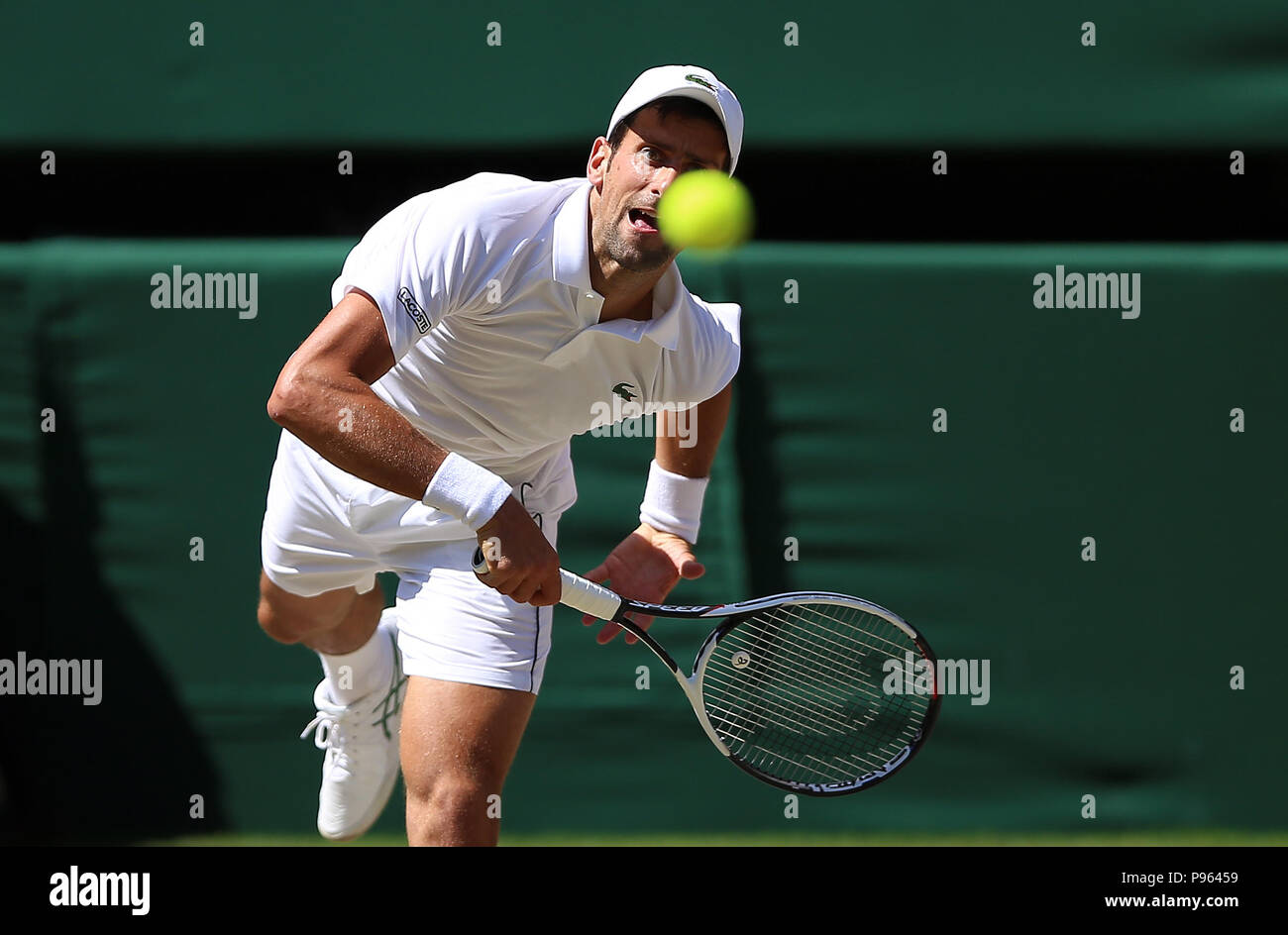 Novak Djokovic in azione il giorno tredici dei campionati di Wimbledon al All England Lawn Tennis e Croquet Club, Wimbledon. Stampa foto di associazione. Picture Data: domenica 15 luglio, 2018. Vedere PA storia il tennis a Wimbledon. Foto di credito dovrebbe leggere: Nigel francese/filo PA. Restrizioni: solo uso editoriale. Nessun uso commerciale senza il previo consenso scritto della AELTC. Immagine ancora utilizzare solo - Assenza di immagini in movimento per emulare broadcast. Nessuna sovrapposizione o rimozione di sponsor/annuncio loghi. Chiamate il numero +44 (0)1158 447447 per ulteriori informazioni. Foto Stock