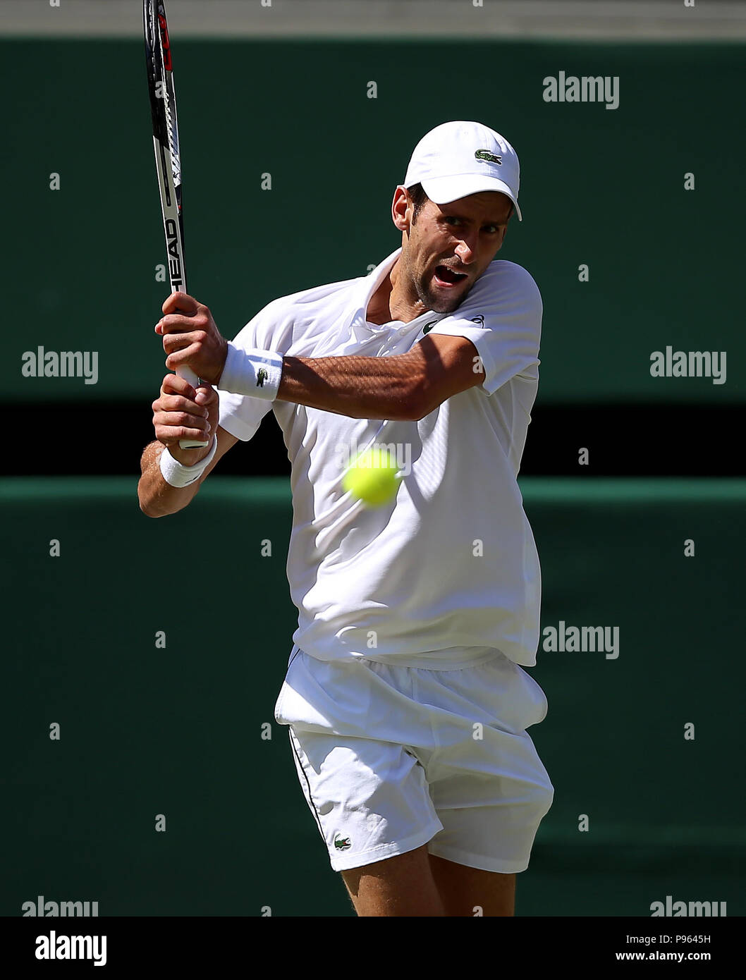 Novak Djokovic in azione il giorno tredici del Wimbledon Championships all'All England Lawn tennis and Croquet Club, Wimbledon. PREMERE ASSOCIAZIONE foto. Data foto: Domenica 15 luglio 2018. Vedi la storia della Pennsylvania tennis Wimbledon. Il credito fotografico dovrebbe essere: Nigel filo francese/PA. RESTRIZIONI: Solo per uso editoriale. Nessun uso commerciale senza previo consenso scritto dell'AELTC. Solo immagini fisse: Nessuna immagine in movimento per emulare la trasmissione. Nessuna sovrapposizione o rimozione di logo sponsor/annunci. Chiamare il numero +44 (0)1158 447447 per ulteriori informazioni. Foto Stock