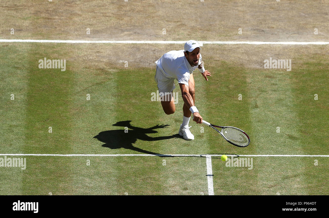 Novak Djokovic in azione il tredici giorno dei Campionati di Wimbledon all'All England Lawn Tennis and Croquet Club di Wimbledon. PREMERE ASSOCIAZIONE foto. Data immagine: Domenica 15 luglio 2018. Vedi PA storia TENNIS Wimbledon. Il credito fotografico dovrebbe essere: Daniel Leal-Olivas/PA Wire. Foto Stock