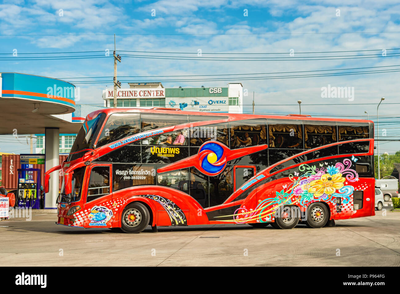 Bangkok, Tailandia - 25 Nov 2017: colorato autobus turistico presso la stazione di gas in corrispondenza della periferia di Bangkok, Tailandia. Foto Stock
