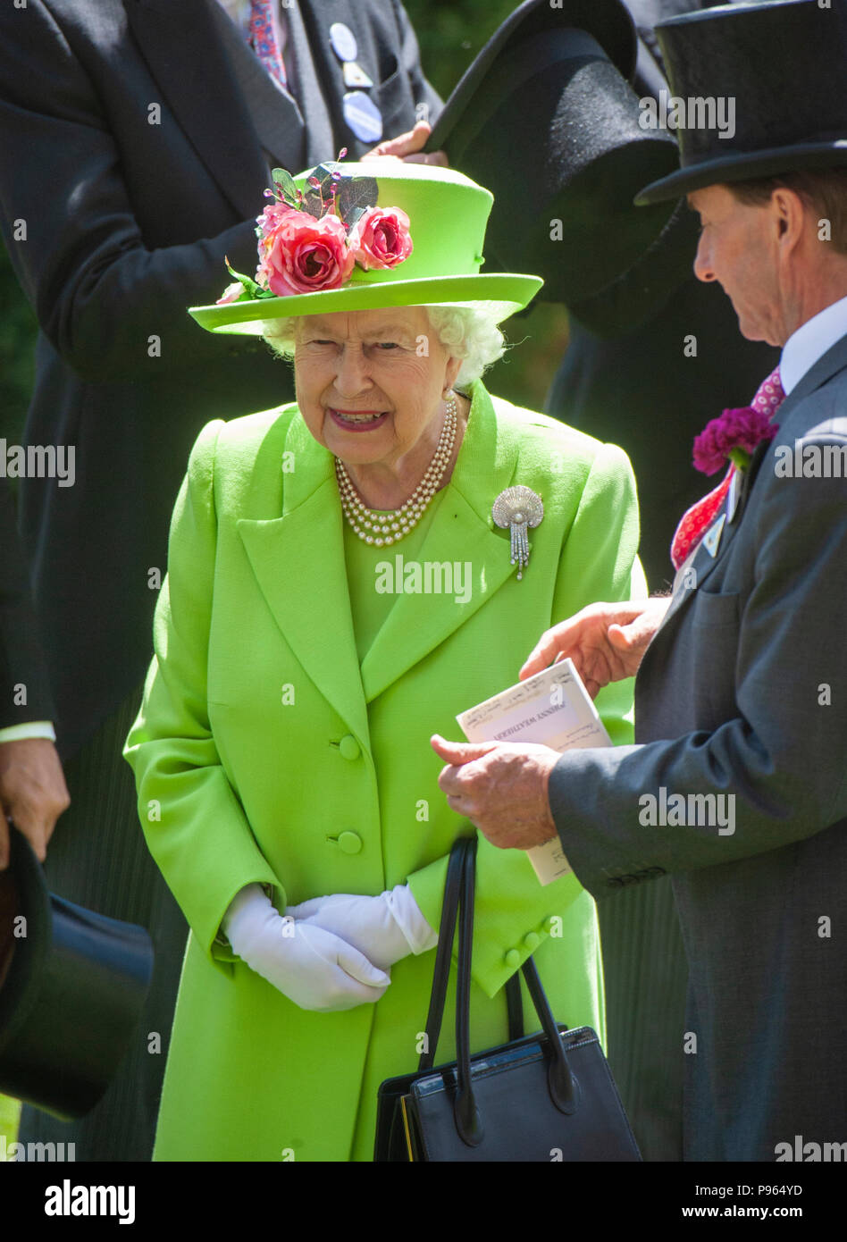 Sua Maestà la Regina di frequentare il Royal Ascot venerdì - forze armate giorno. Foto Stock