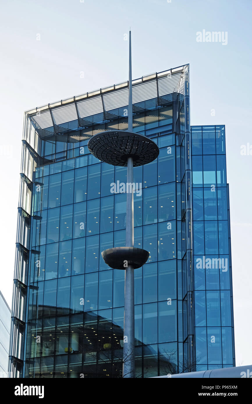 Vetro futuristici edifici per uffici a Londra Ponte City, noto anche come più di Londra sulla riva sud del Tamigi, Londra Inghilterra. Foto Stock