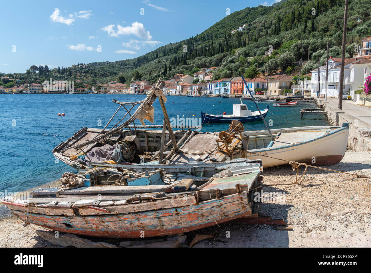 Vecchie barche colorate e vecchie case nella città di Vathi sull isola di Ithaca, Mar Ionio, Grecia Foto Stock