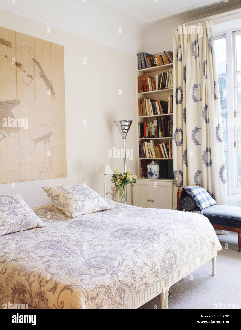 Blue+white Liberty Stampa tende e copriletto trapuntato in camera da letto moderna Foto Stock