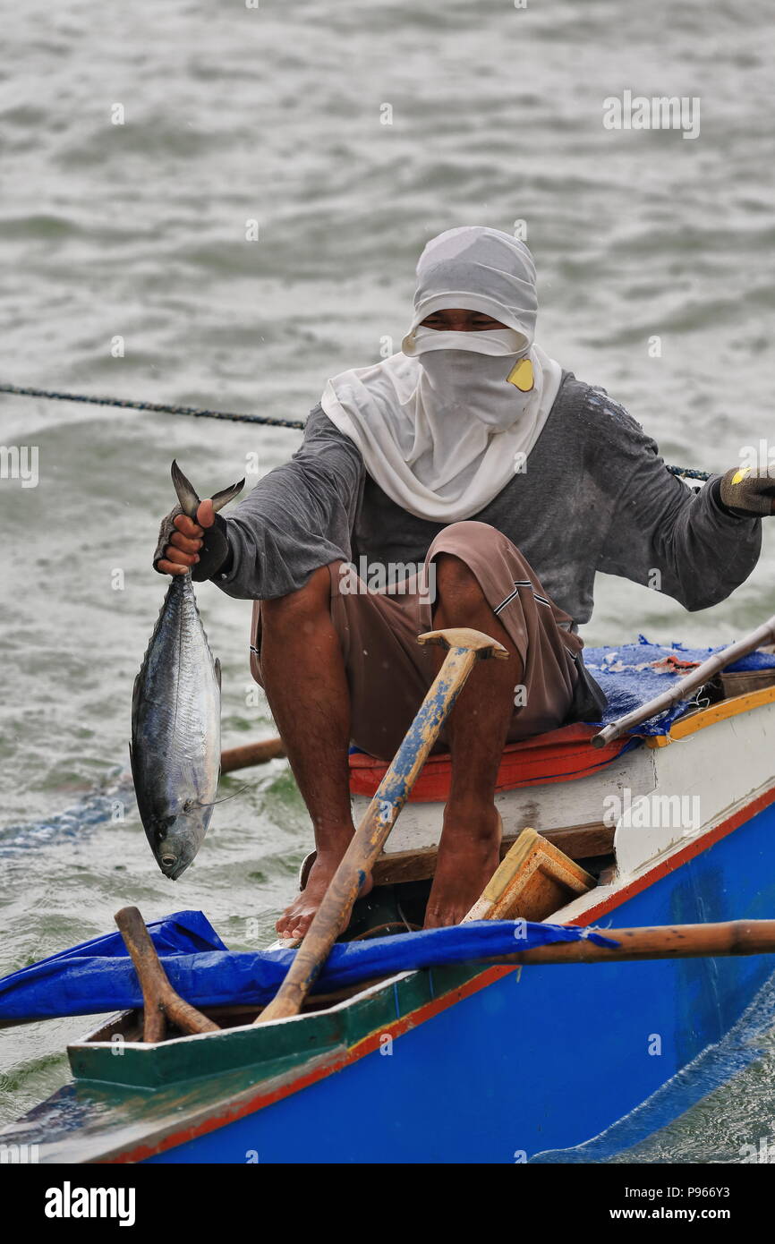 Alloggiamenti per North Bay, Philippines-October 15, 2016: i pescatori filippino utilizzare per andare a pescare nelle loro bangka imbarcazioni offshore al bay-quindi di vendere le proprie catture a Foto Stock