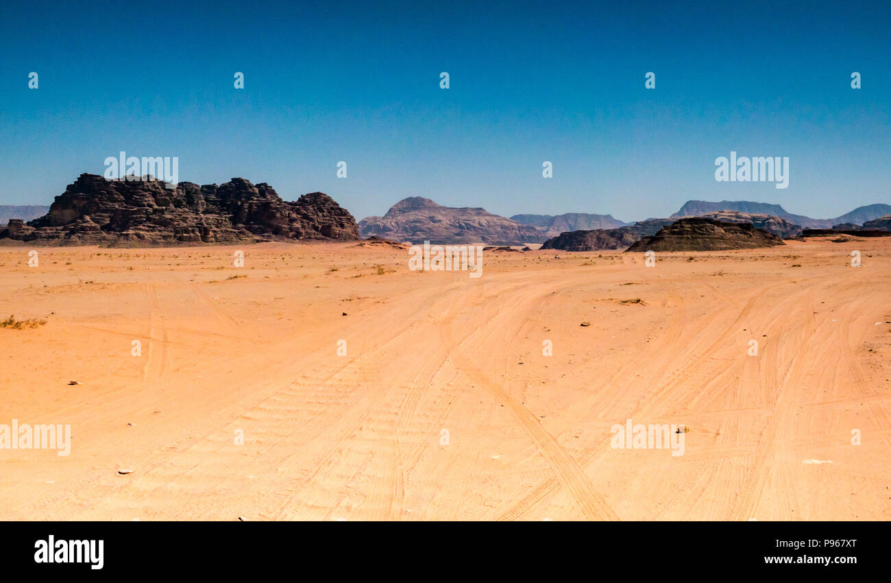 Veicolo 4x4 vie nel Wadi Rum vallata desertica, Giordania, Medio Oriente Foto Stock
