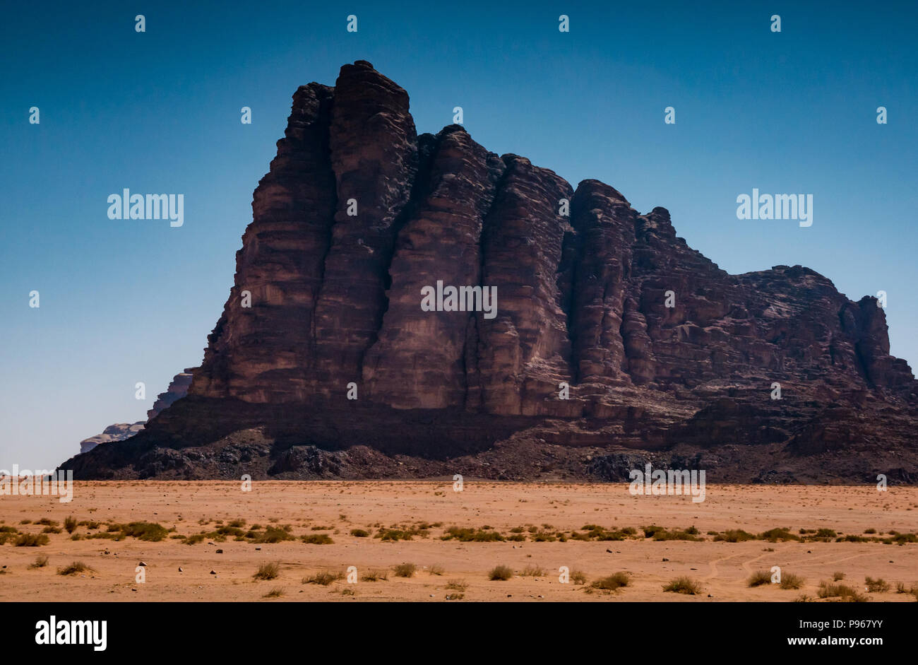 I sette pilastri della saggezza deserto cliffs, Jabal al Mazmar, Wadi Rum valley, Giordania, Medio Oriente Foto Stock