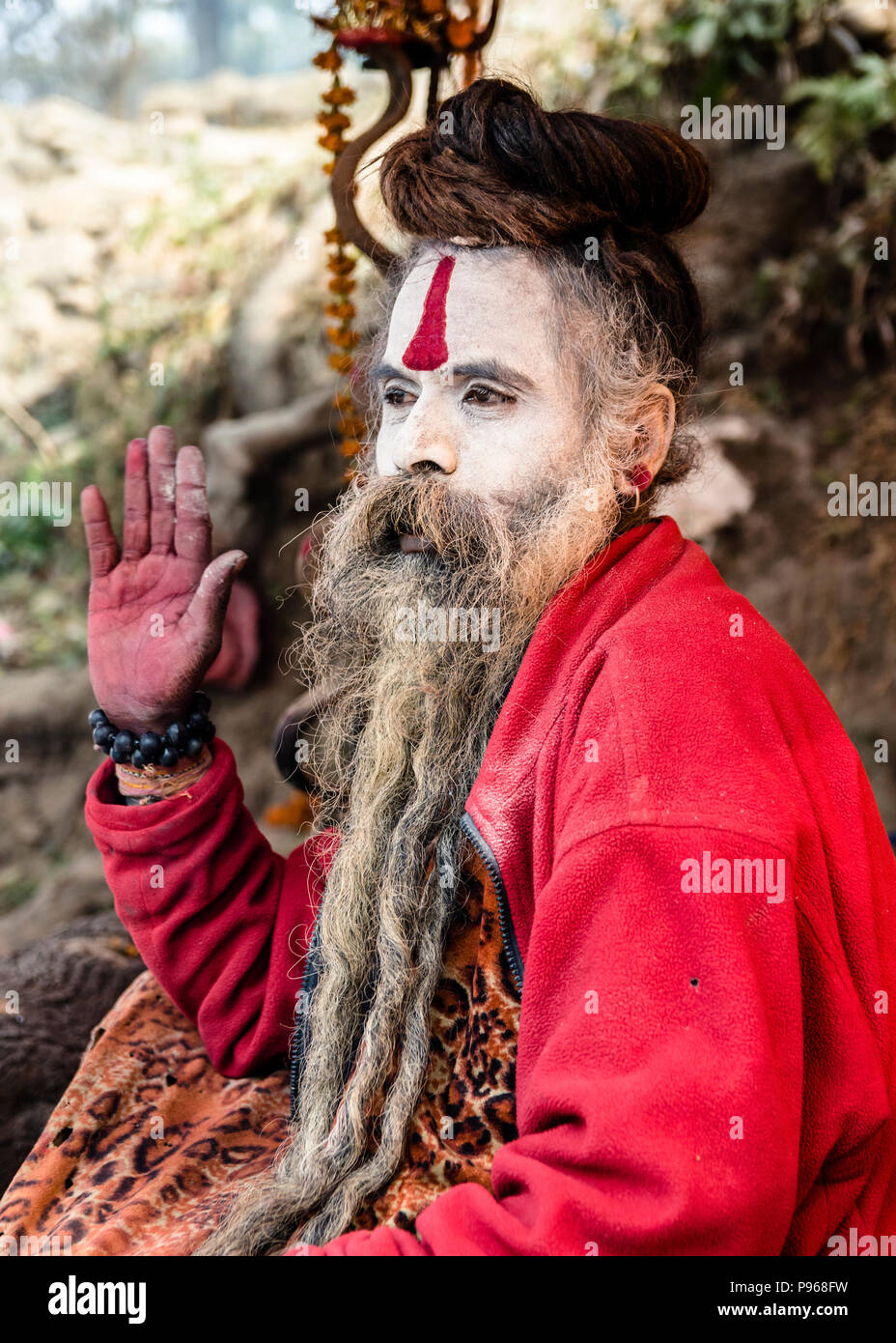 Sadhu posa per i devoti durante il tradizionale festival indù Maha Shivaratri nelle vicinanze del tempio di Pashupatinath a Kathmandu in Nepal Foto Stock