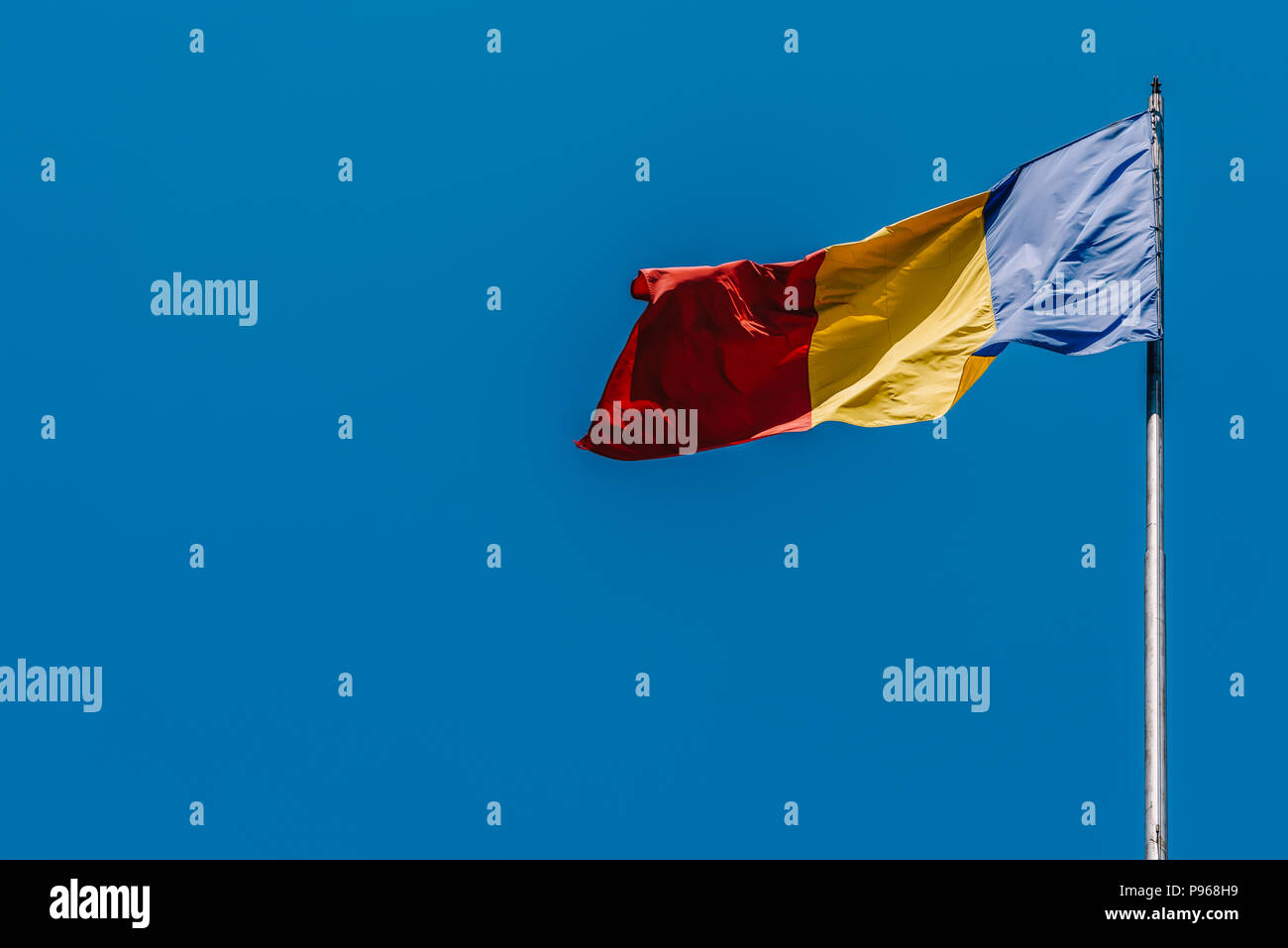 La Romania Paese bandiera sul cielo blu Foto Stock