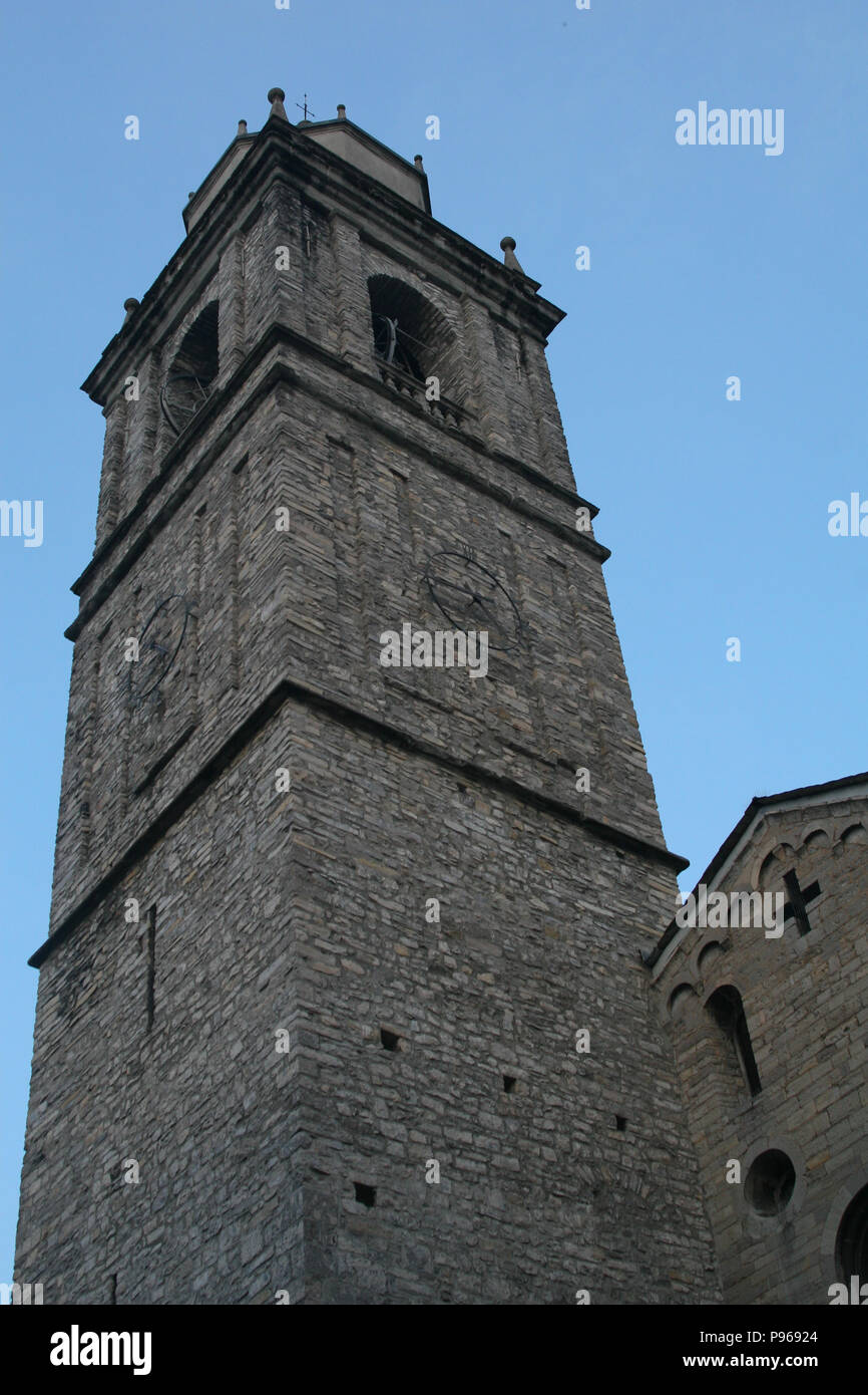 Bellagio, Italia - 5 Novembre 2010: dettaglio della Torre di San Giacomo Chiesa di San Giacomo) in Piazza San Giacomo, Bellagio, Italia. Foto Stock