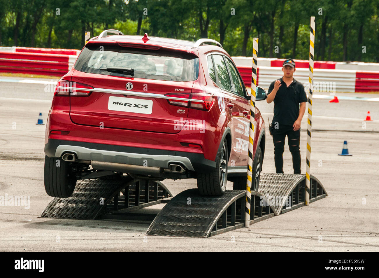 MG RX5 basato sulla Roewe RX5 e per le esportazioni verso il mercato Sud Americano essendo dimostrato su un fuori strada simulazione su un non-parallelo ponte. Foto Stock