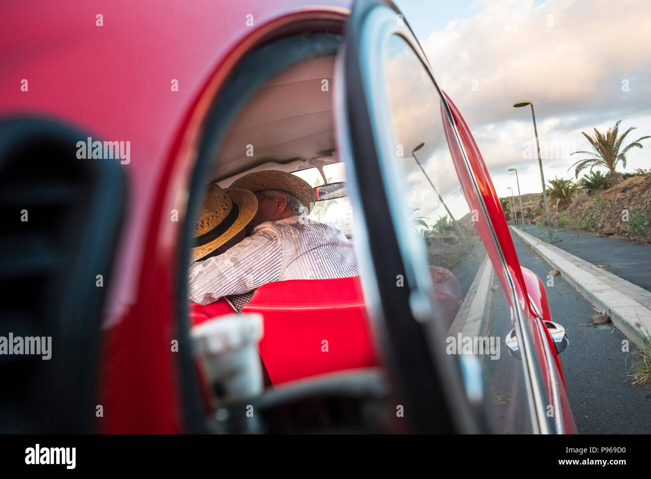 Amore kiss catturata da un vetro auto. Due senior l uomo e la donna baciare con amore e celebrare una vita insieme per sempre. viaggi e vacanze. persone enj Foto Stock