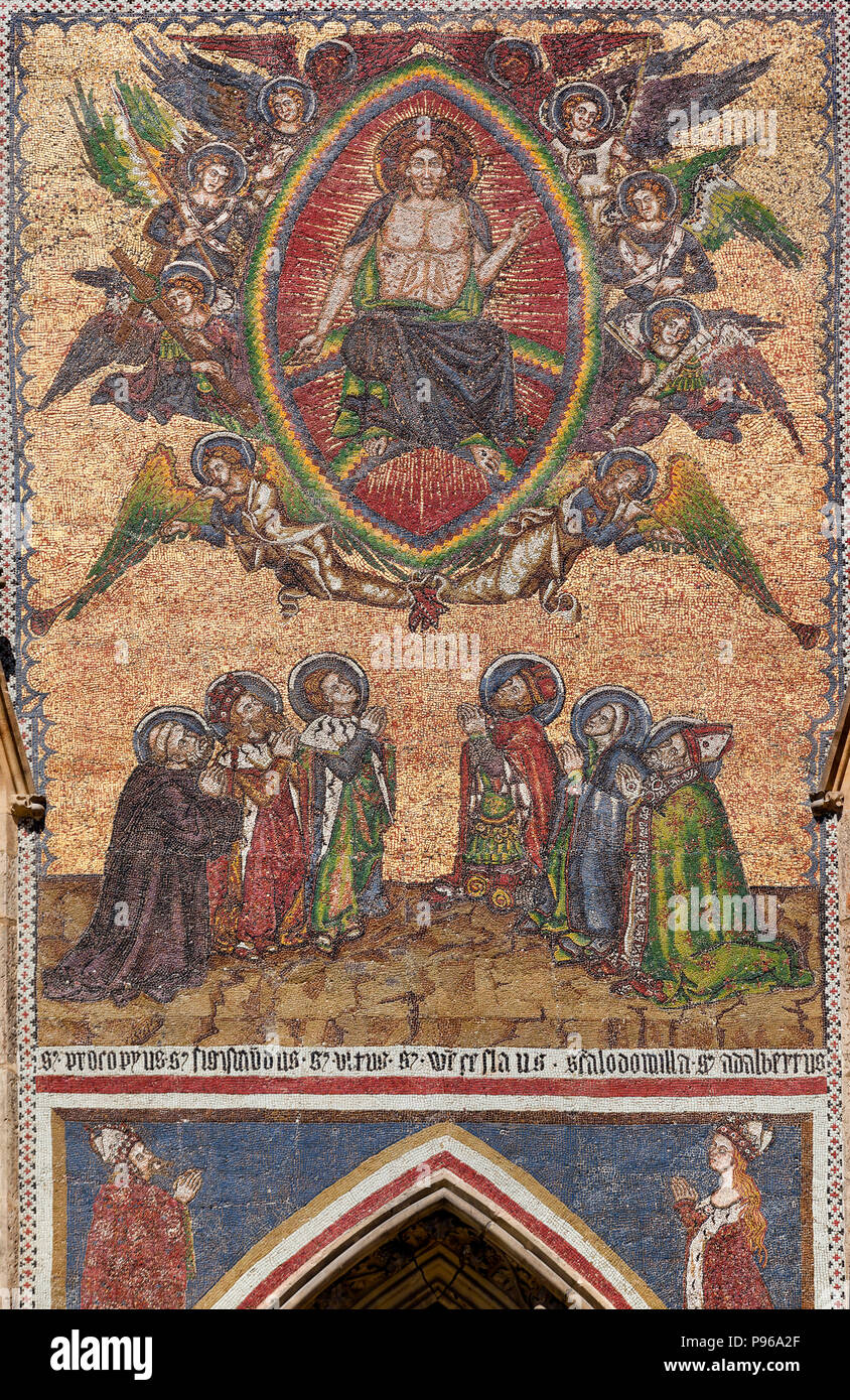 Ornato di piastrelle a mosaico di immagini a parete shwing Cristo e desciples, la Cattedrale di San Vito, Praga, Repubblica Ceca Foto Stock
