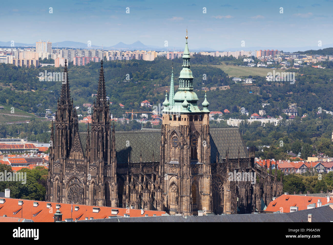 Il Metropolitan Cattedrale dei Santi Vito, Venceslao e Adalberto di Praga, Repubblica Ceca, sole luminoso cielo blu. Foto Stock
