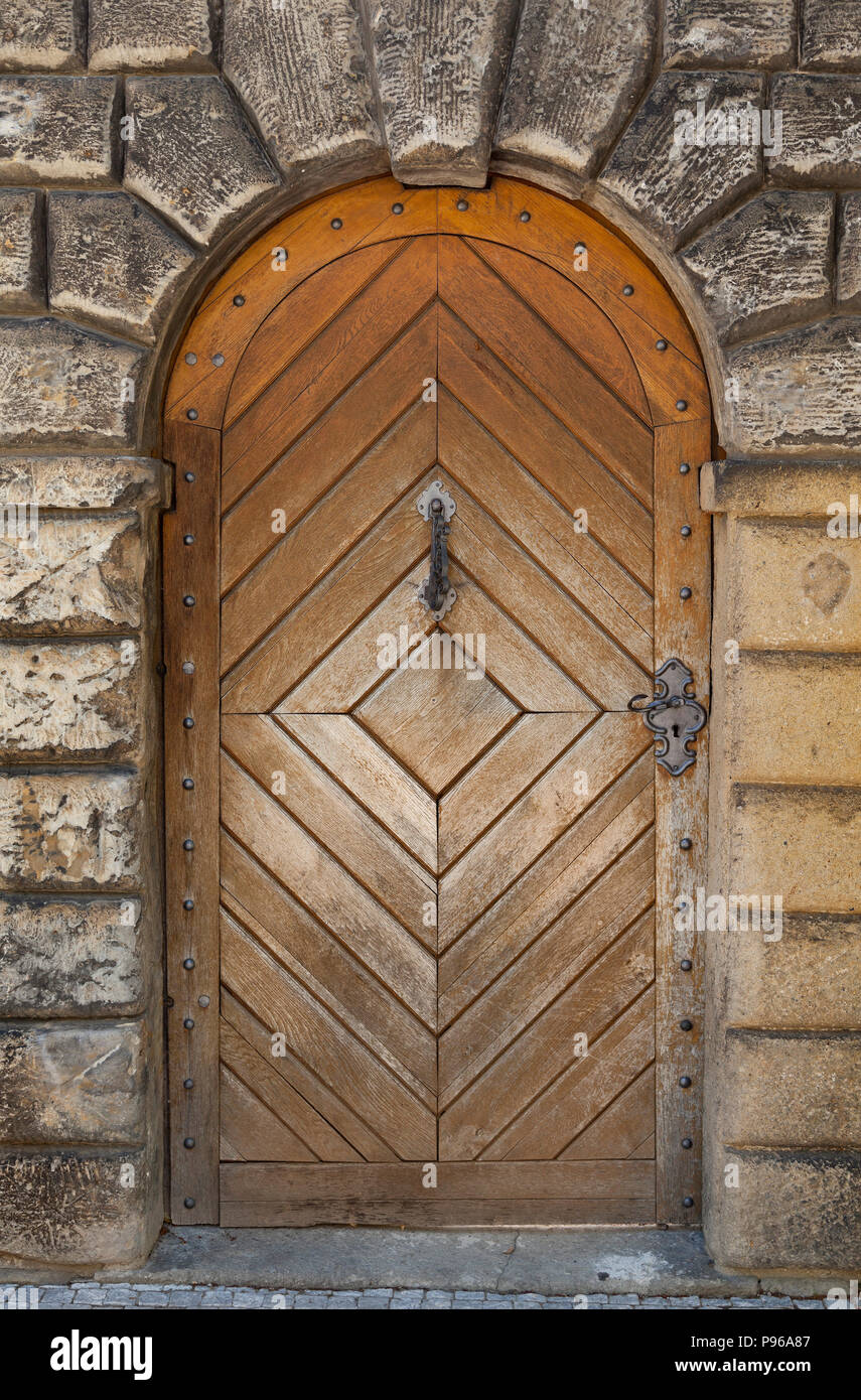 Gothic porta di legno, il quartiere ebraico, la citta' vecchia di Praga, Repubblica Ceca Foto Stock