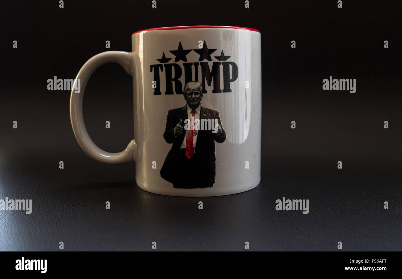 Trump Thumbs up rendere l'america grande tazza di nuovo in studio luce campagna trump tazza da caffè Foto Stock