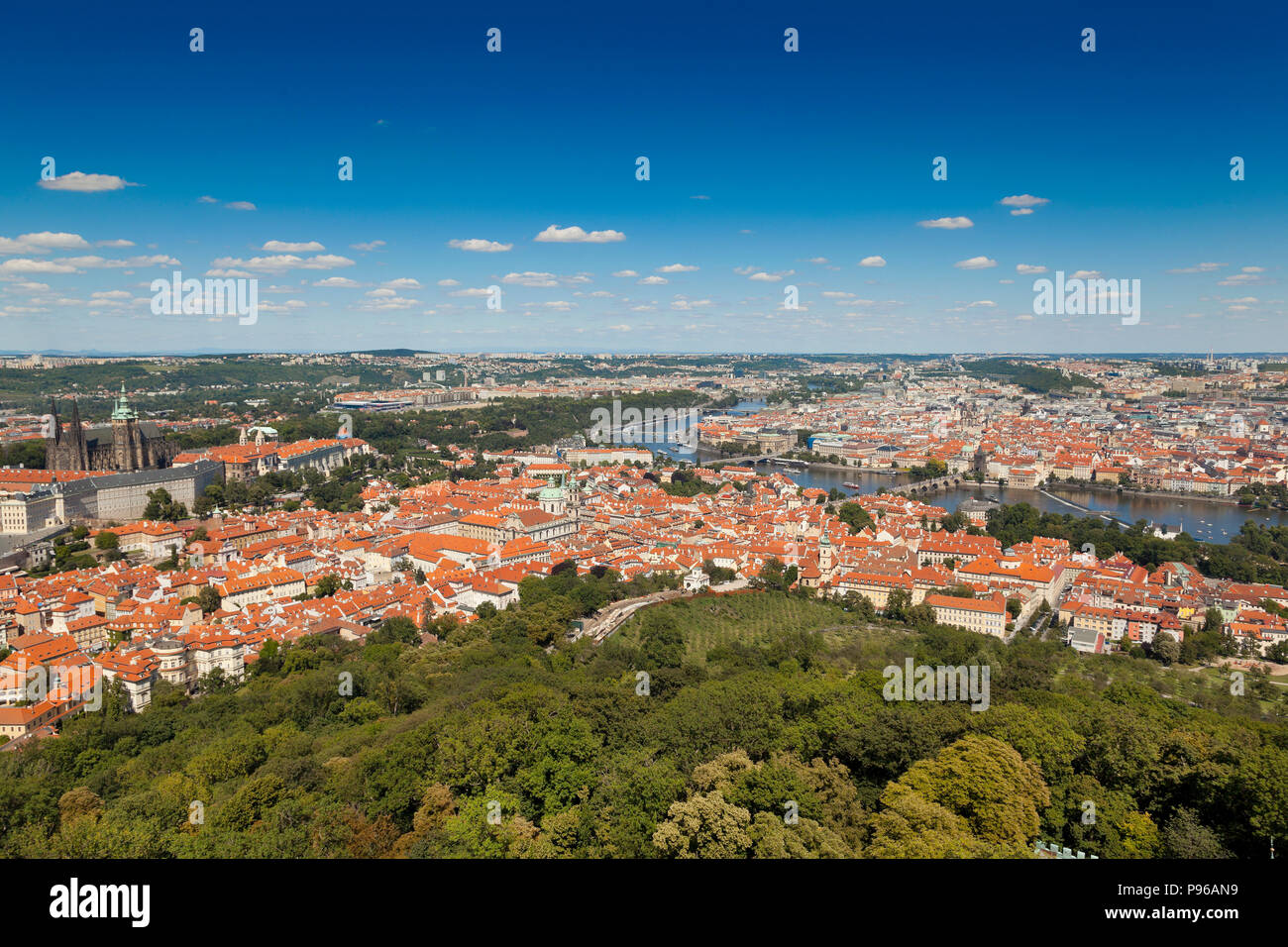 Vista panoramica di Praga da vicino il monastero di Strahov, mostrando il castello e la cattedrale, ponti, sole luminoso cielo blu. Foto Stock