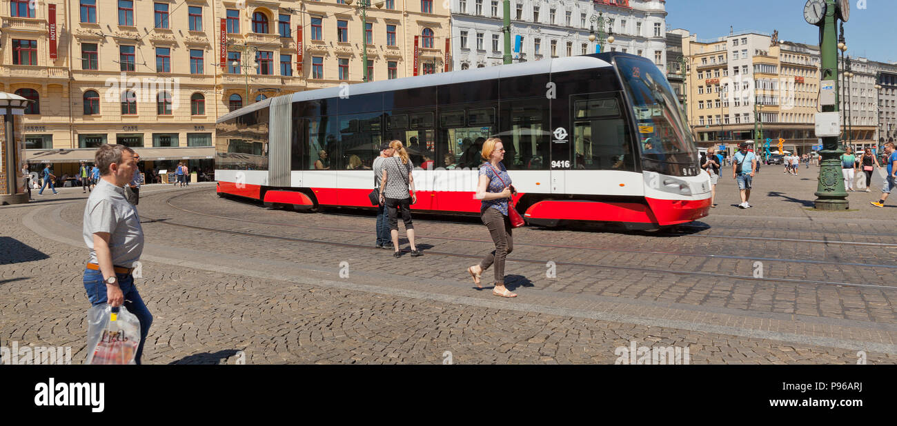 Una strada di Praga tram, Piazza della Repubblica, Praga, Repubblica Ceca, sole luminoso cielo blu Foto Stock