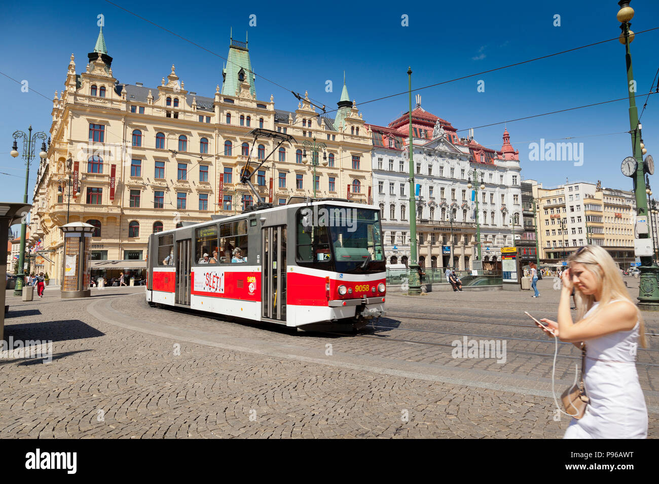 Una strada di Praga tram, Piazza della Repubblica, Praga, Repubblica Ceca, sole luminoso cielo blu Foto Stock
