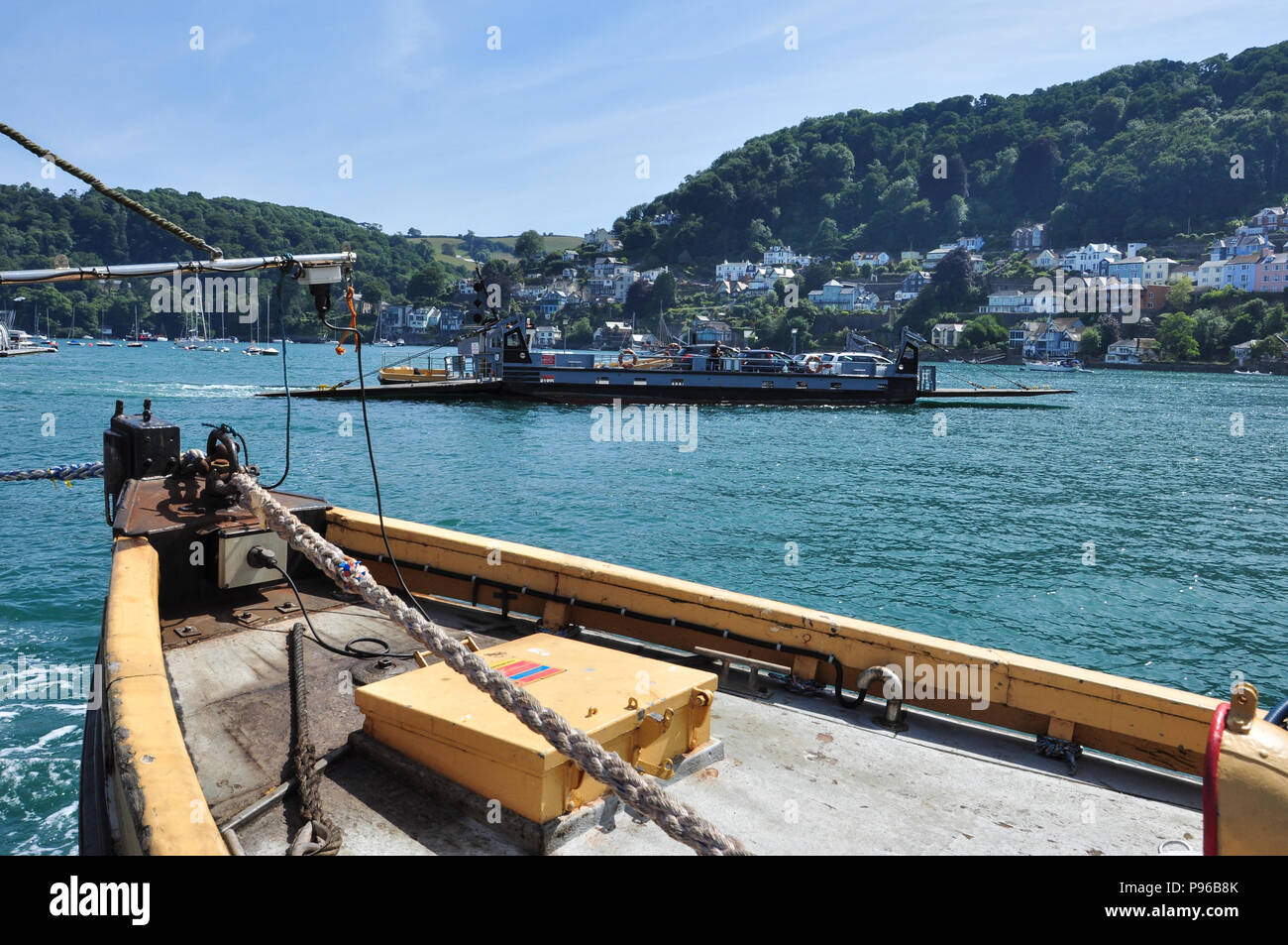 Rimorchiatore traino del veicolo inferiore traghetto tra Dartmouth e Kingswear (passando gli altri traghetti in background), South Devon, Inghilterra, Regno Unito Foto Stock