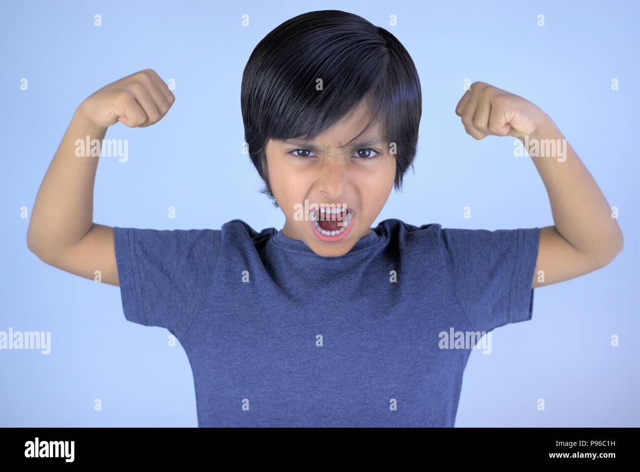 Angry Kid urlando urlare o con bracci sollevata e chiusa a suon di pugni Foto Stock