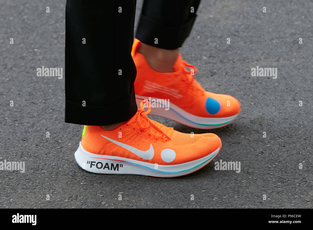 Milano - 18 giugno: l uomo con orange Nike scarpe di schiuma prima di  Giorgio Armani fashion show, la Settimana della Moda Milanese street style  il 18 giugno 2018 a Milano Foto stock - Alamy