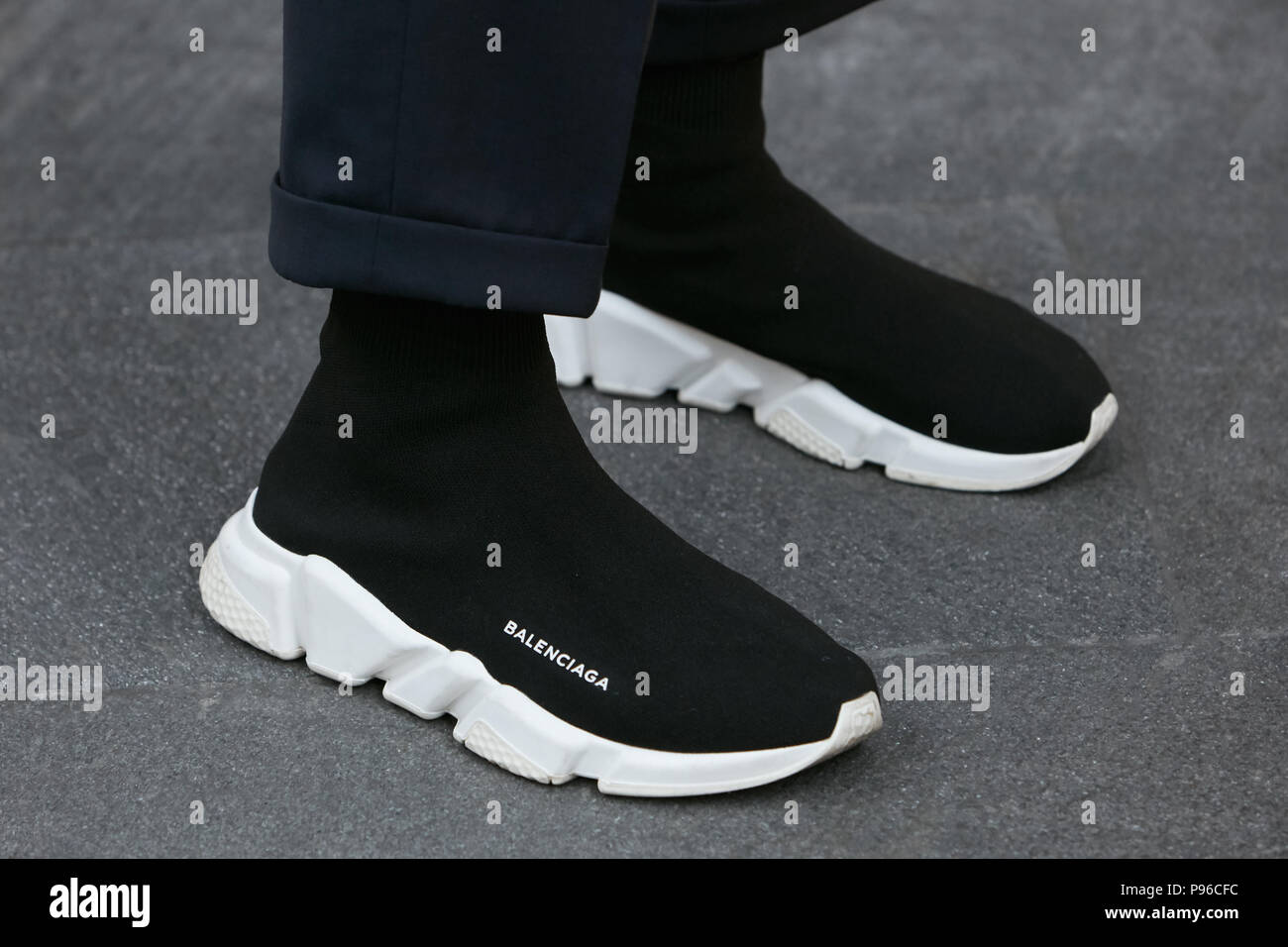 Milano - 18 giugno: Uomo con Balenciaga bianco e nero scarpe prima di  Giorgio Armani fashion show, la Settimana della Moda Milanese street style  on June 18, 2018 in mil Foto stock - Alamy