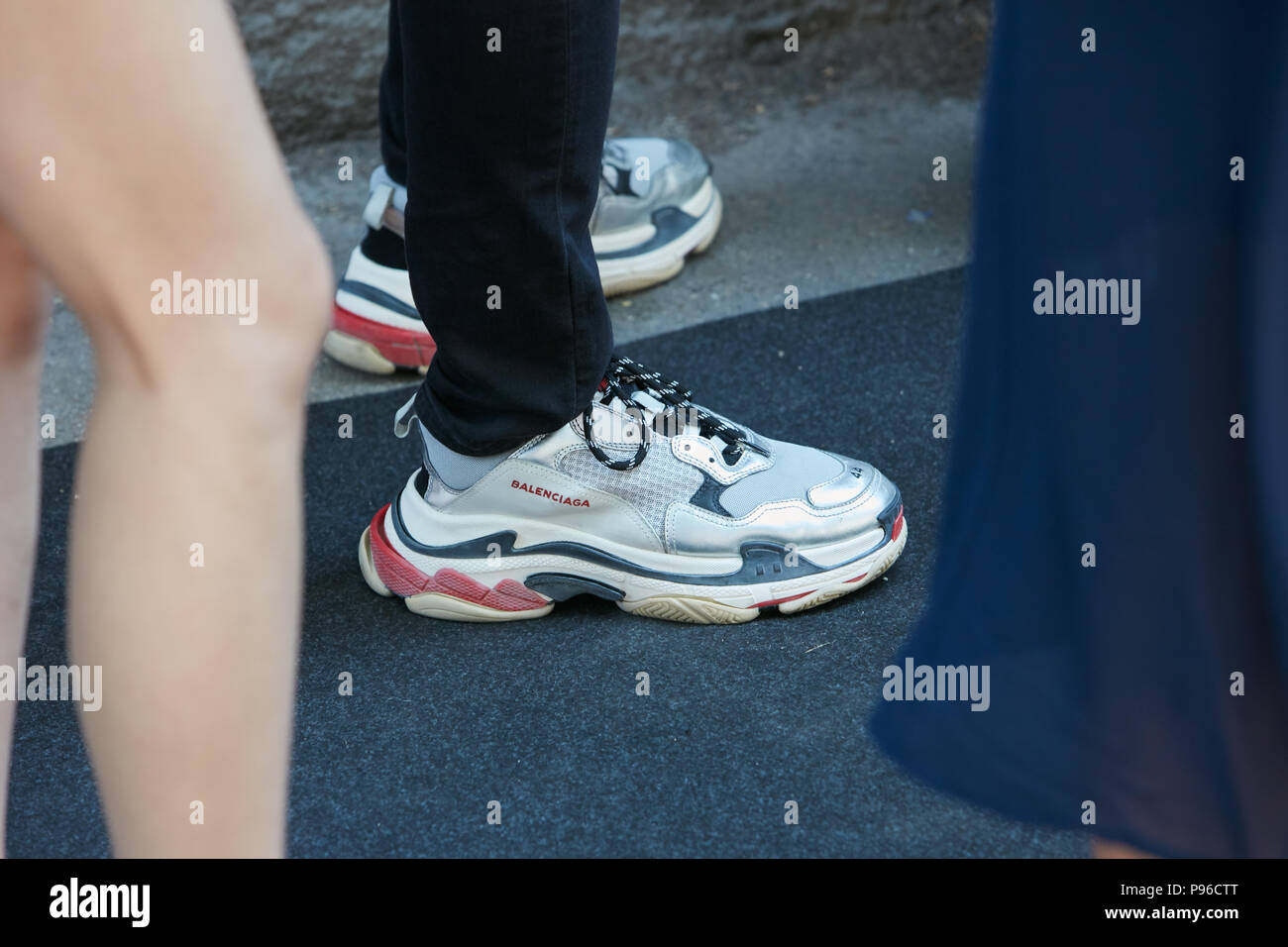 Milano - 18 giugno: Uomo con Balenciaga scarpe prima Fendi fashion show, la  Settimana della Moda Milanese street style il 18 giugno 2018 a Milano Foto  stock - Alamy