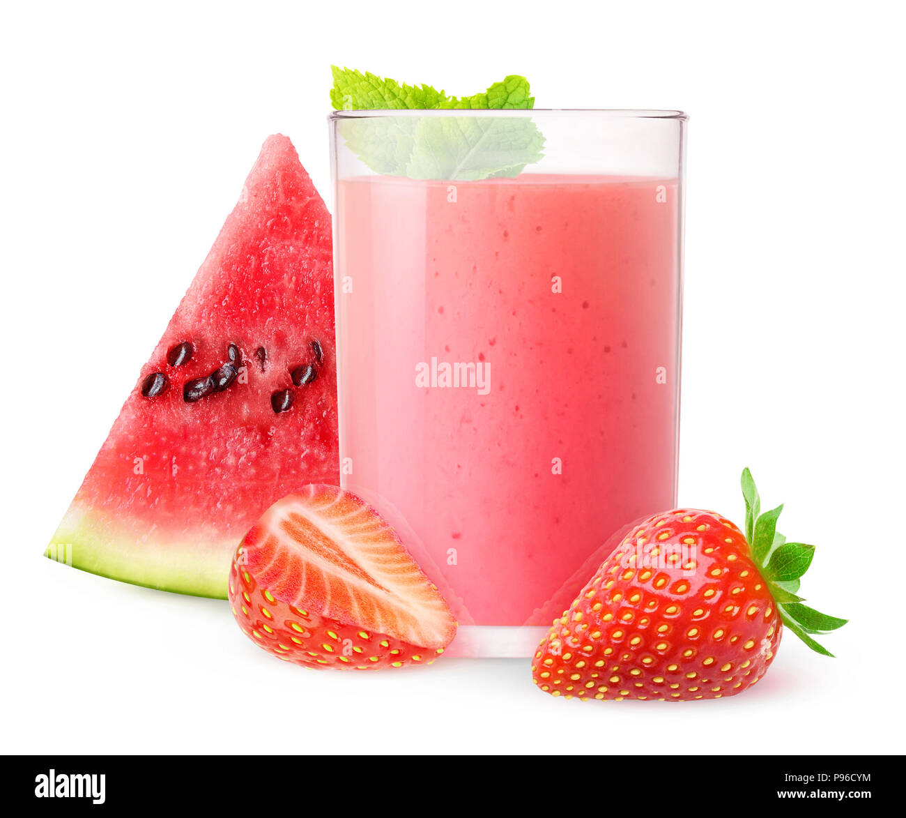 Isolato da bere. Bicchiere di cocomero e frullato fragole con la menta isolato su sfondo bianco con tracciato di ritaglio Foto Stock