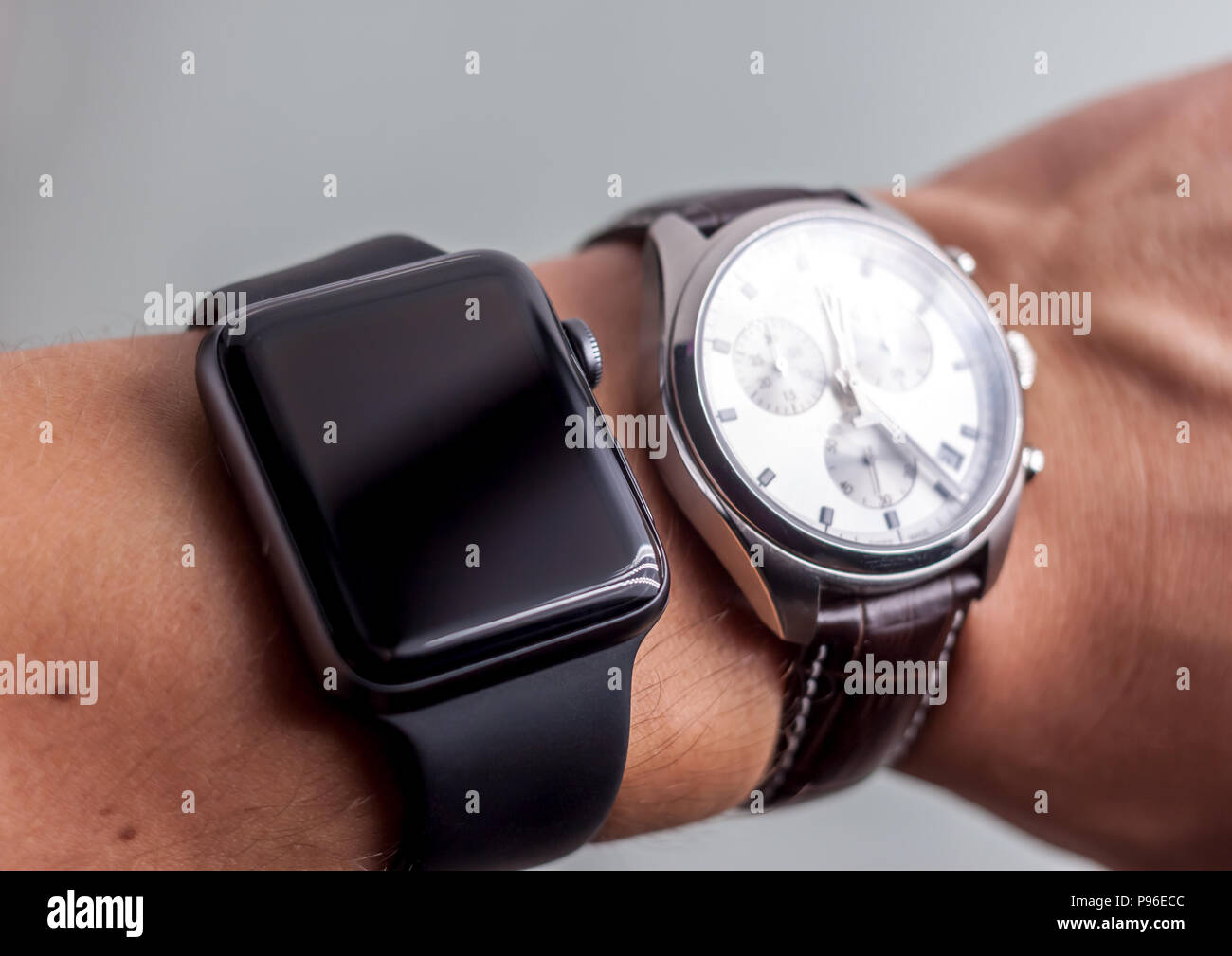 Smart e classic vigila sul polso Foto Stock