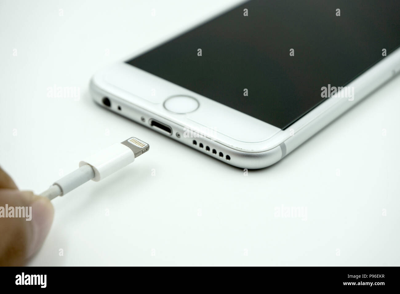 BANGKOK, Tailandia -OCTOER 3, 2015: chiudere l immagine del nuovo apple iphone 6s con il cavo di ricarica su OCTOER 3, 2015 a Bangkok in Tailandia. Foto Stock