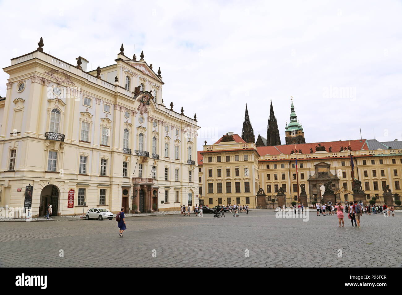Palazzo Arcivescovile e il Castello di Praga, Hradčanské Náměstí, Hradčany, Praga Cechia (Repubblica Ceca), Europa Foto Stock