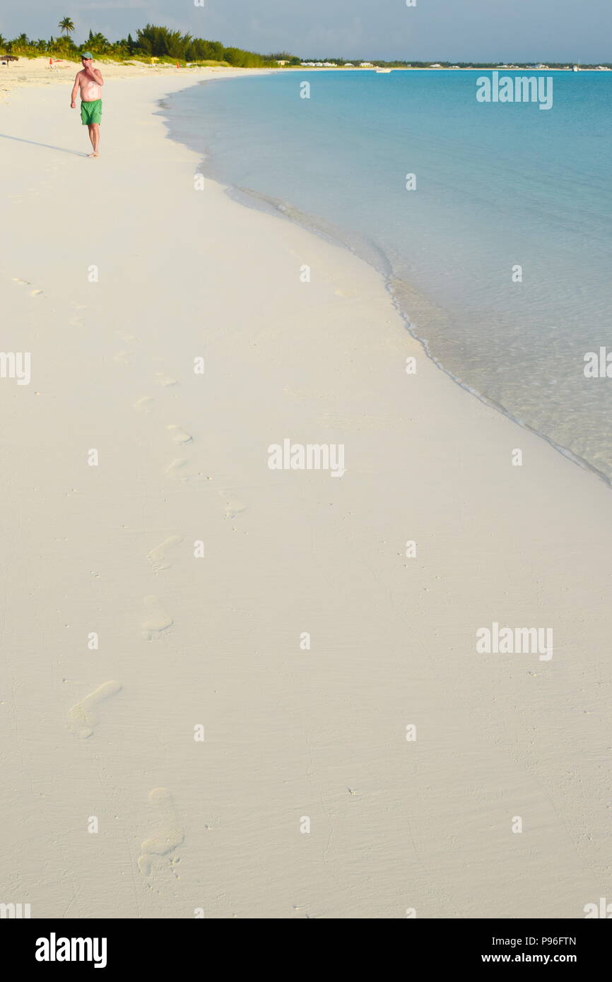 Orme nella sabbia sulla famosa Treasure Cay Beach in Bahamas. Foto Stock