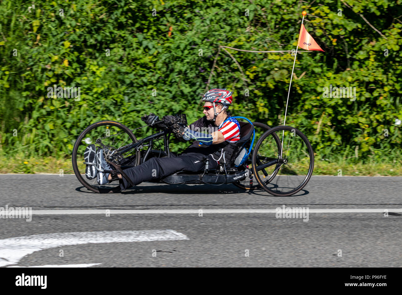 Sumner Washington, Stati Uniti d'America - Luglio 14th, 2018: Seattle a Portland di corsa in bicicletta (STP) ciclisti corsa giù per la Valle Ovest autostrada appena prima di Sumner Foto Stock