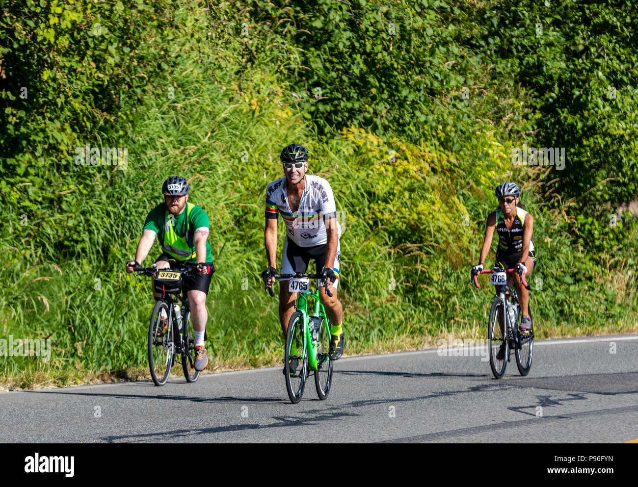 Sumner Washington, Stati Uniti d'America - Luglio 14th, 2018: Seattle a Portland di corsa in bicicletta (STP) ciclisti corsa giù per la Valle Ovest autostrada appena prima di Sumner Foto Stock