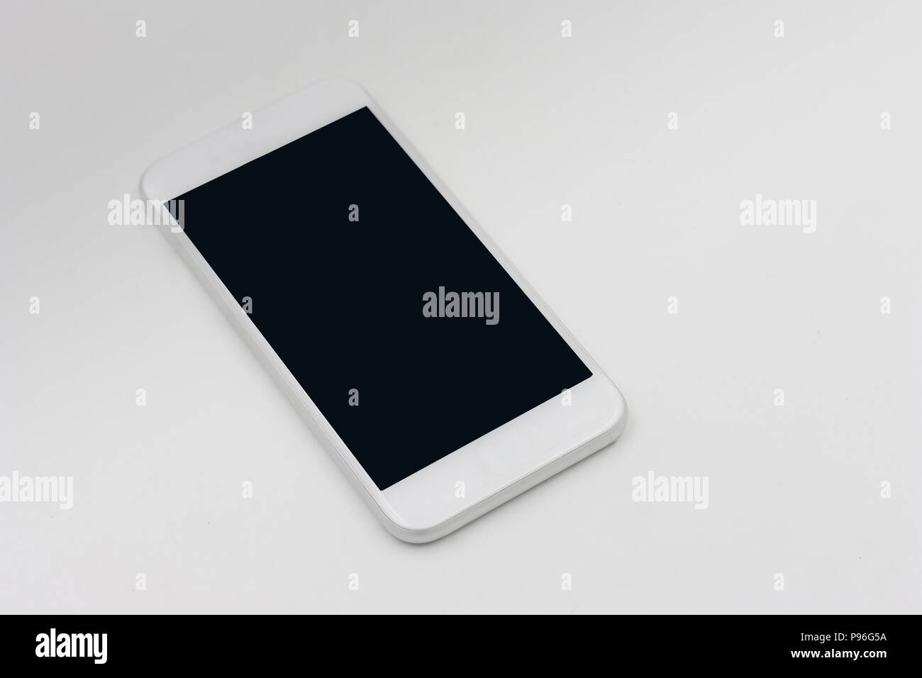 Smart phone in colore bianco con schermo vuoto posa su sfondo bianco. Foto Stock