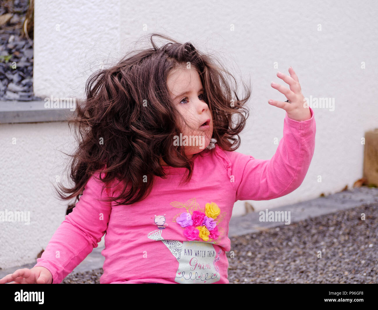 White bambina con grandi capelli,, 2018 Robert Taylor/Alamy Live News. Newquay, Cornwall, Regno Unito. Foto Stock