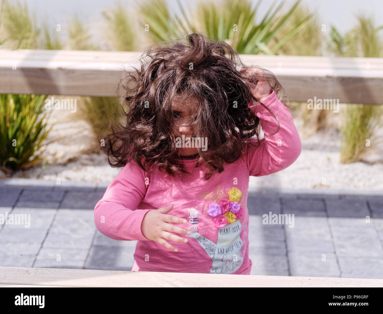 White bambina con grandi capelli,, 2018 Robert Taylor/Alamy Live News. Newquay, Cornwall, Regno Unito. Foto Stock