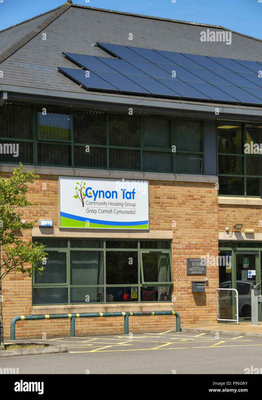 Vista esterna della parte anteriore della sede degli uffici di Cynon Taf Housing Association in Abercynon, Galles Foto Stock