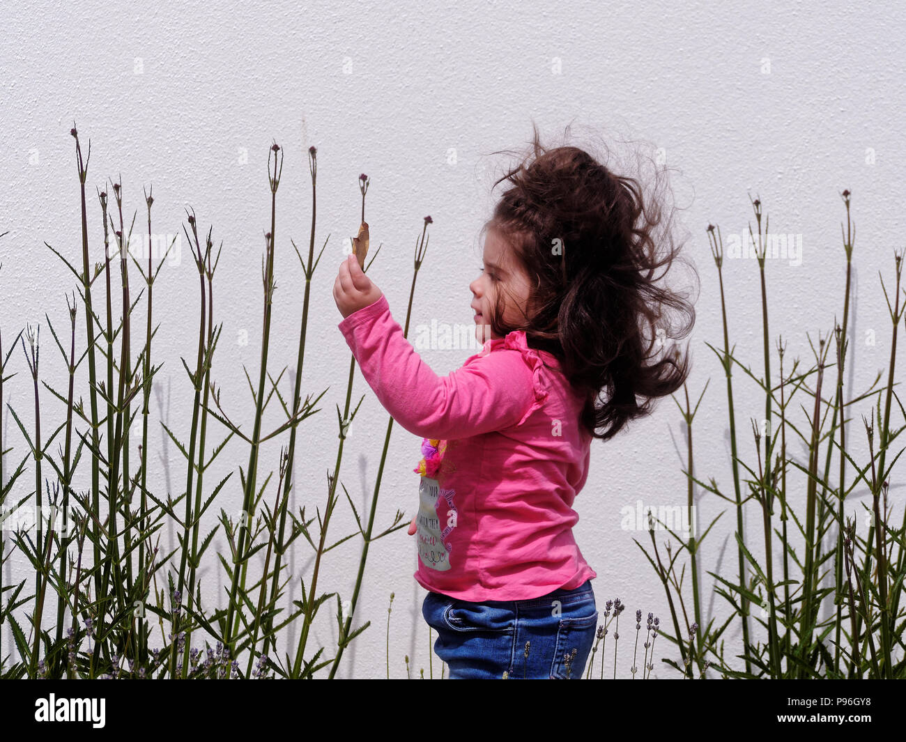 White bambina con grandi capelli,, 2018 Robert Taylor/Alamy Live News. Newquay, Cornwall, Regno Unito. Foto Stock