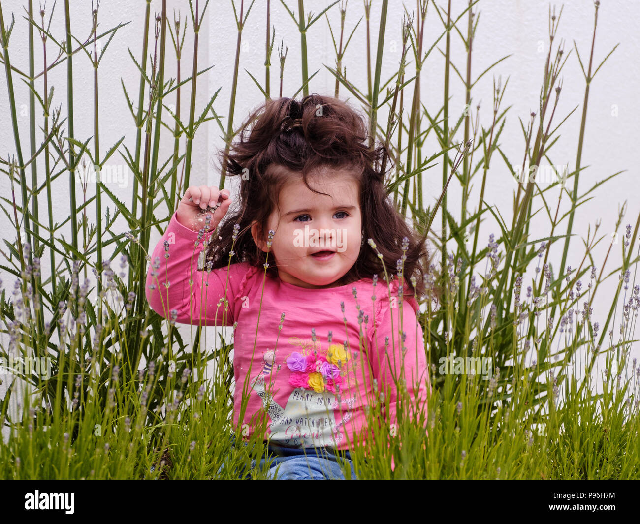 White bambina con grandi capelli,, 2018 Robert Taylor/Alamy Live News. Newquay, Cornwall, Regno Unito. Foto Stock