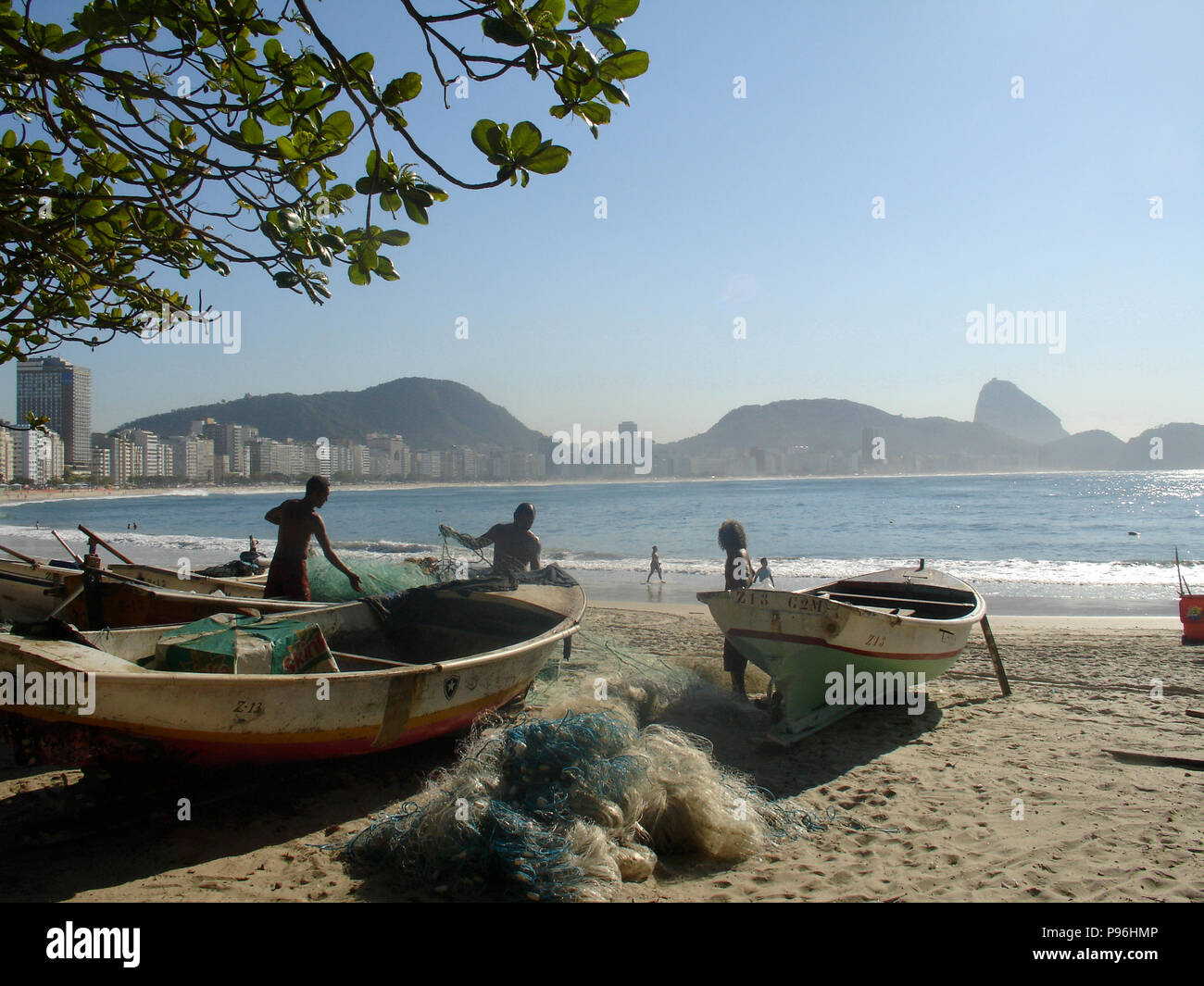 Fishmen, sulla spiaggia di Copacabana, Rio de Janeiro, Brasile Foto Stock